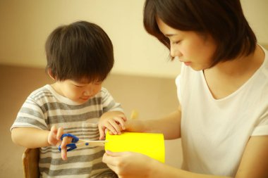 Oynayan ebeveyn ve çocuk resmi 