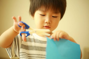 Evde oynayan sevimli küçük çocuk.