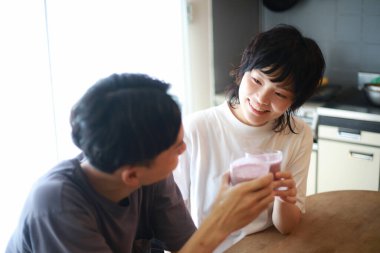 Smoothie yapan bir çiftin görüntüsü