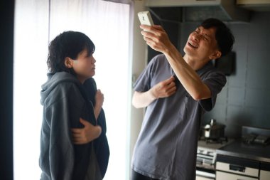 Uzaktan kumanda için yarışan çift