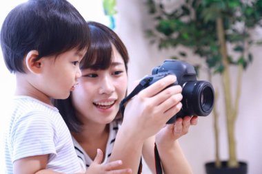 Ele geçirilen resmi gören ebeveyn ve çocuk