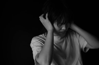 Siyah arka planda hasta Asyalı kadın.