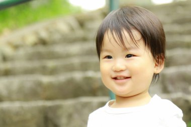 Parktaki mutlu Asyalı çocuk. 