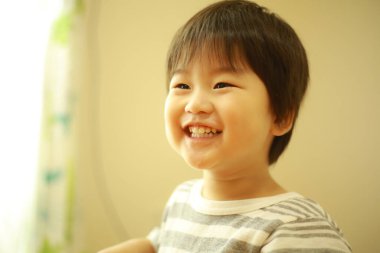 sevimli küçük çocuk evde