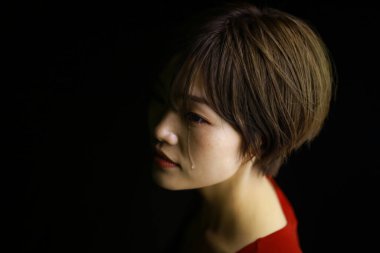 Gözyaşı döken bir kadının görüntüsü