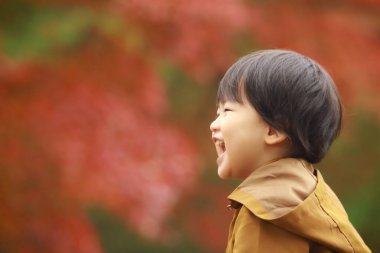 Parktaki sevimli Asyalı çocuk. 