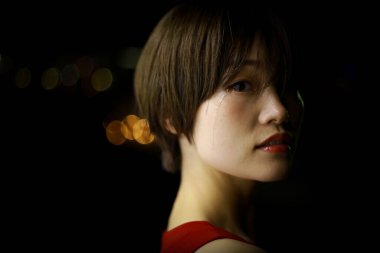 Asyalı güzel bir kadının portresi.