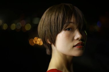 Gözyaşı döken bir kadının görüntüsü