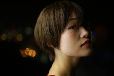 Gözyaşı döken bir kadının görüntüsü