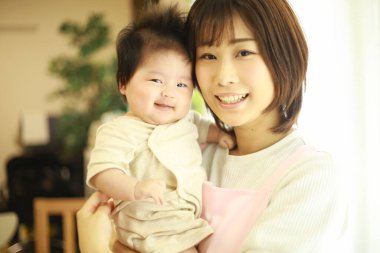 Küçük kızıyla mutlu Asyalı annenin portresi. 