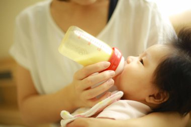 Bebeğine süt veren bir annenin görüntüsü