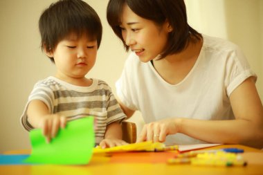 Oynayan ebeveyn ve çocuk resmi 