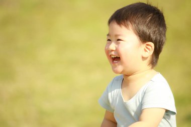 Parktaki sevimli bir çocuğun portresi.