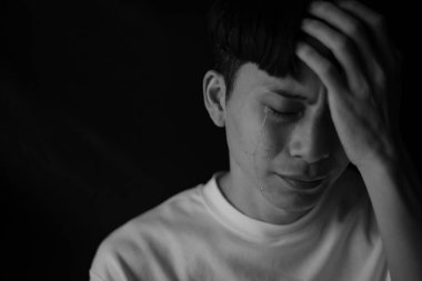 Ağlayan Asyalı adamın portresi.