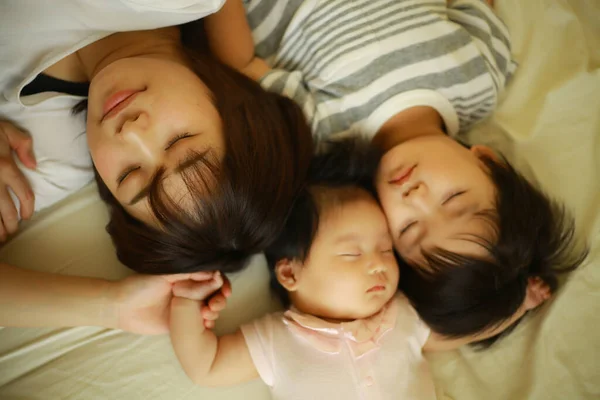 Süß Japanisch Mutter Schlafen Mit Ihre Kinder — Stockfoto