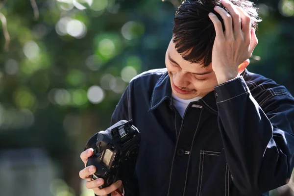 Sjuk Man Med Acamera — Stockfoto