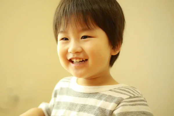 Porträt Eines Niedlichen Kleinen Jungen Der Hause Lacht — Stockfoto