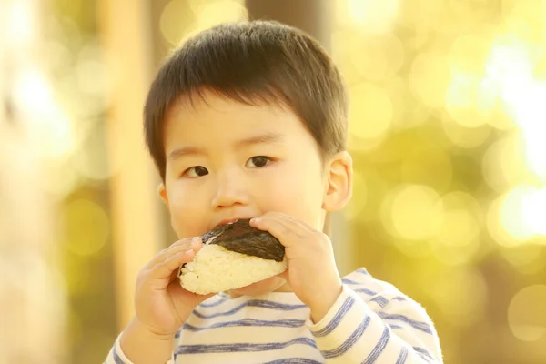 Πορτρέτο Ενός Χαριτωμένου Μικρού Αγοριού Που Τρώει Στην Ύπαιθρο — Φωτογραφία Αρχείου