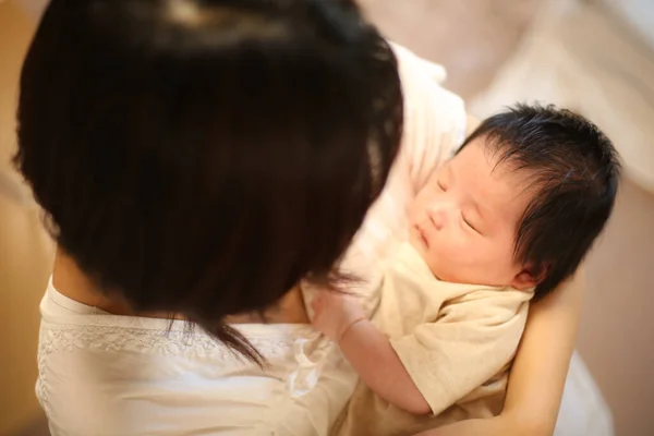 新生儿和微笑的母亲形象 — 图库照片