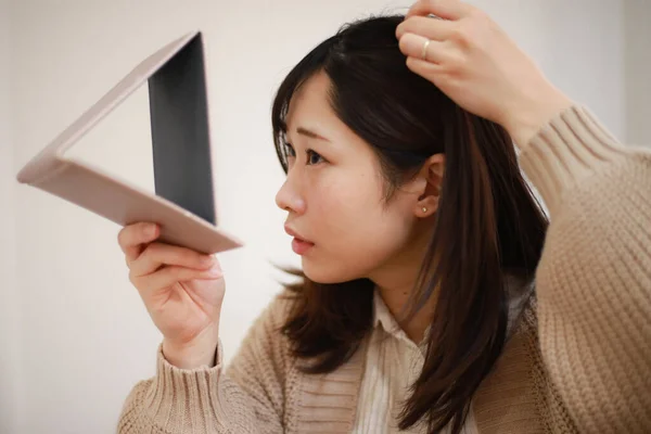 Jovem Mulher Asiática Olhando Espelho Tentar Encontrar Cabelos Grisalhos Cabeça — Fotografia de Stock