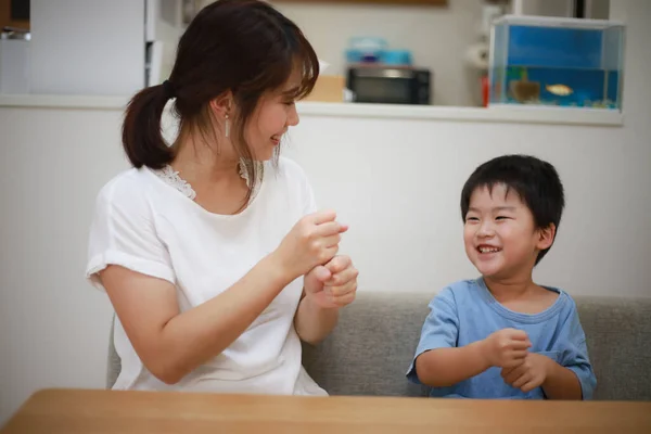 Jeune Asiatique Mère Avec Son Fils Avoir Amusant — Photo