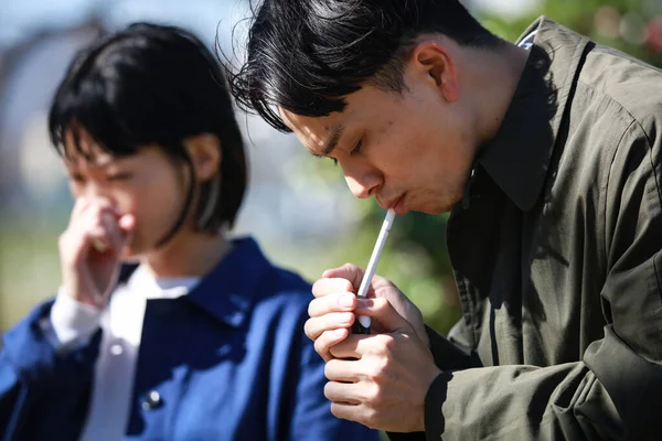 Asiatisk Man Röker Cigarett Nära Kvinna Gatan — Stockfoto