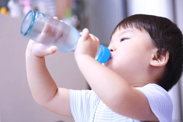 Мальчик Пьет Воду Бутылки — стоковое фото