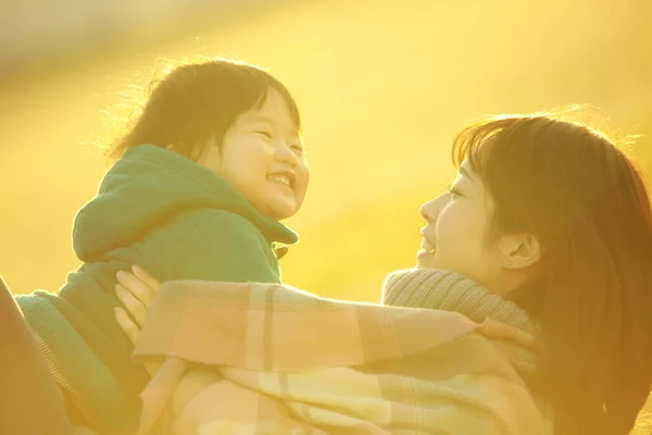 Jeune Femme Asiatique Avec Son Enfant Amuser Sur Herbe Dans — Photo