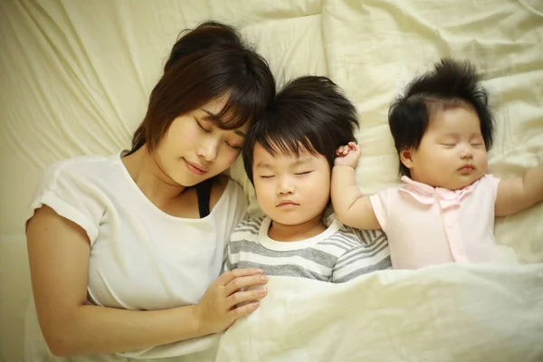 Schattig Japans Moeder Slapen Met Hun Kinderen — Stockfoto
