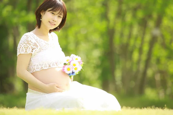 Beautiful Pregnant Asian Woman Park — Stock Photo, Image