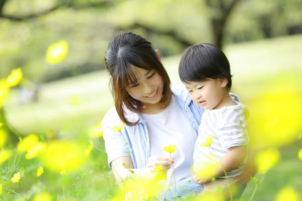 Ung Asiatisk Mamma Med Sin Lilla Son Kul Parken — Stockfoto