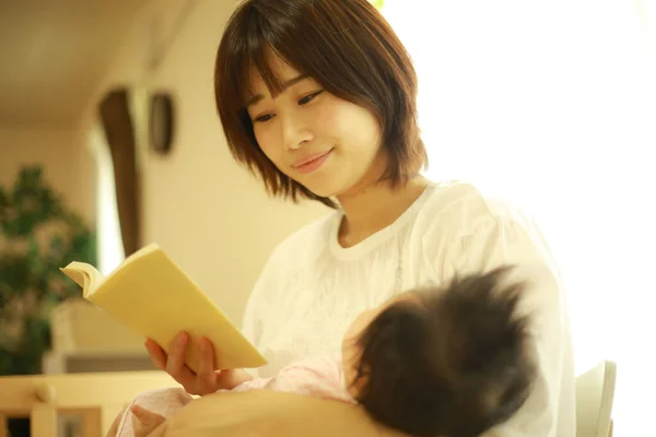 Aziatische Jonge Vrouw Voorlezen Boek Naar Haar Baby — Stockfoto