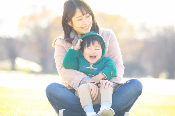 Jeune Asiatique Heureuse Femme Avec Son Enfant Dans Parc — Photo