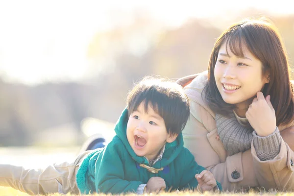 Jeune Asiatique Heureuse Femme Avec Son Enfant Dans Parc — Photo