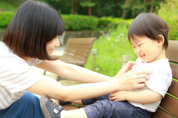 Giovane Madre Asiatica Con Suo Bambino Nel Parco Divertendosi — Foto Stock