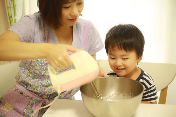 Asijské Matka Syn Vaření Společně Doma — Stock fotografie