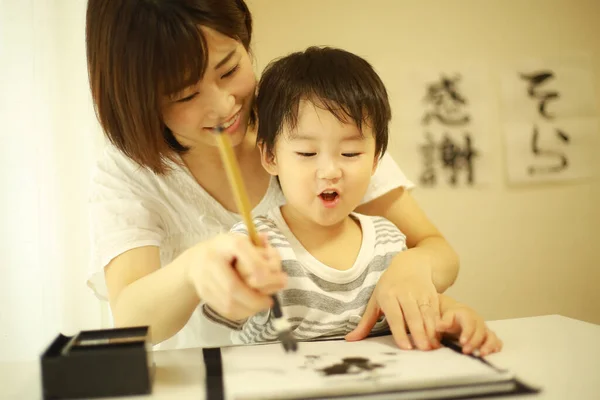 Madre Figlio Pratica Calligrafia Con Pennello — Foto Stock
