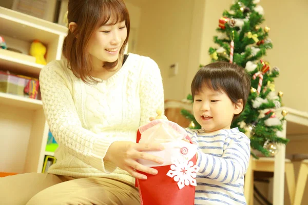 Feliz Jovem Mãe Adorável Criança Comemorando Natal Juntos Casa — Fotografia de Stock