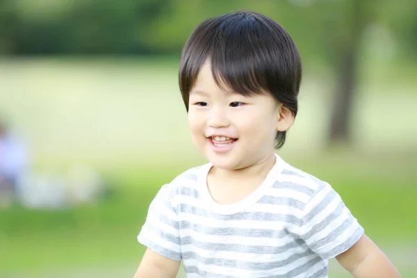 Söt Asiatisk Liten Pojke Parken Ler — Stockfoto