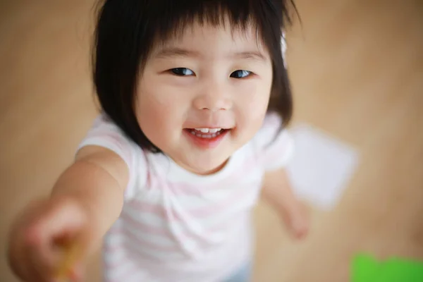 Χαριτωμένο Ασιατικό Κοριτσάκι Στο Σπίτι — Φωτογραφία Αρχείου