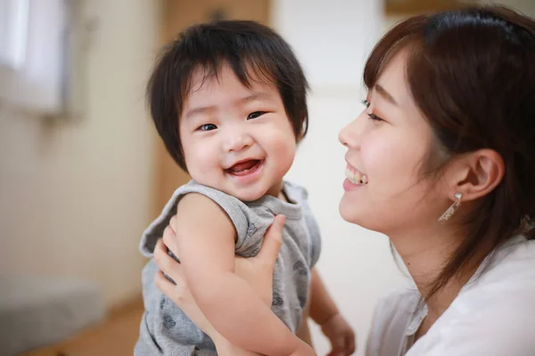 Aziatische Moeder Haar Kleine Dochter Kamer — Stockfoto