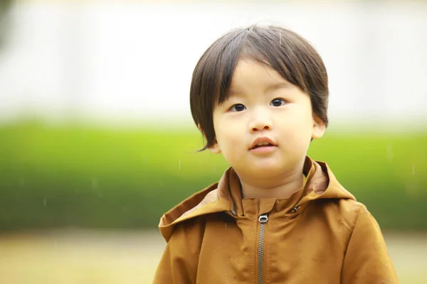 Słodkie Azji Mały Chłopiec Pozowanie Park — Zdjęcie stockowe