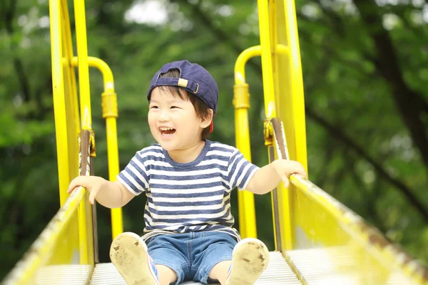 Χαριτωμένο Ασιατικό Αγόρι Στο Πάρκο — Φωτογραφία Αρχείου