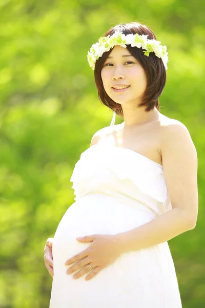 Όμορφη Ασιατική Έγκυος Γυναίκα Στο Πάρκο — Φωτογραφία Αρχείου