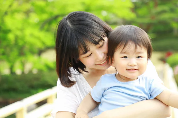 Jong Aziatische Moeder Met Haar Zoon Het Hebben Van Plezier — Stockfoto