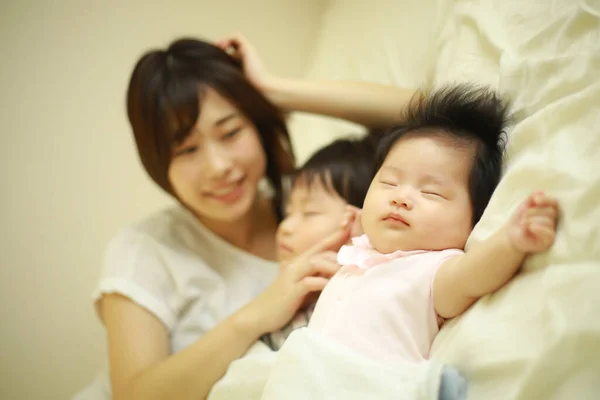 Gelukkig Aziatische Moeder Kijken Slapen Zoon Dochter — Stockfoto