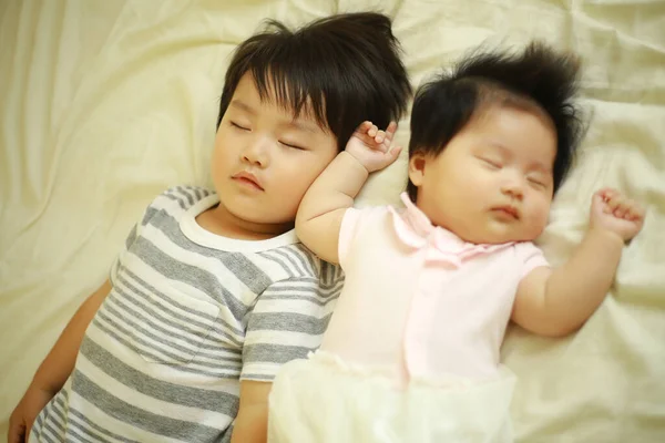Милий Маленький Брат Сестра Спить Білому Ліжку — стокове фото