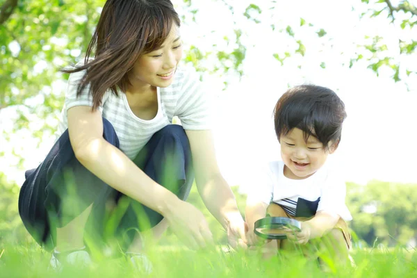 Joven Madre Asiática Con Hijo Parque Con Lupa —  Fotos de Stock