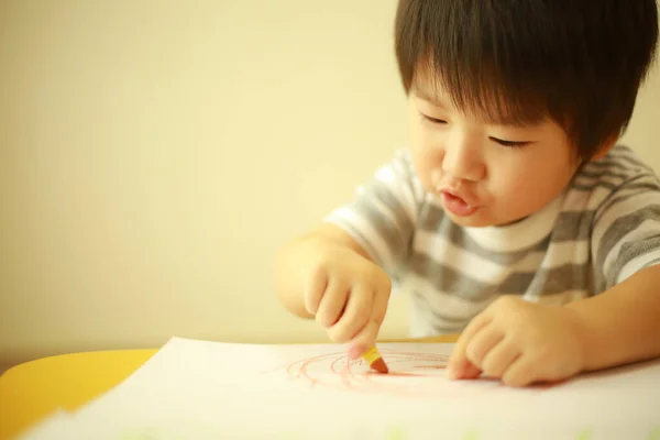 Evde Çizim Yapan Bir Çocuk Resmi — Stok fotoğraf