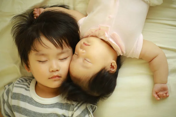 Милые Младшие Брат Сестра Спят Белой Кровати — стоковое фото